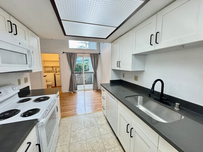 Building Photo - AK Duplex