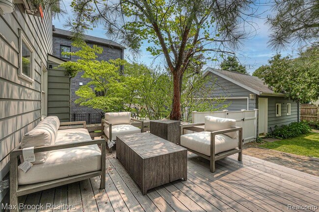 Building Photo - 328 George St