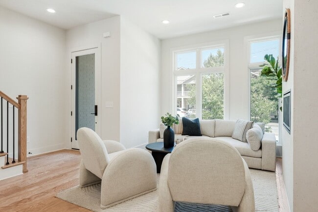 Building Photo - Stunning Salemtown Townhome!