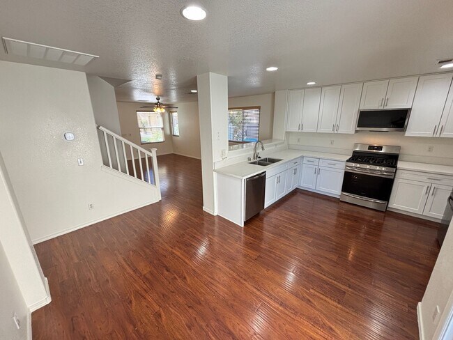 Building Photo - Beautiful 5Bed/2.5Bath/2Car home located near Seven Hills