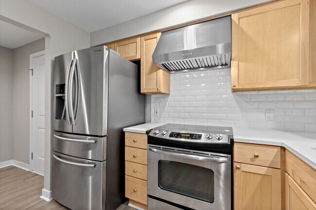 Building Photo - Bright Beacon Hill Condo in Secure Gated C...