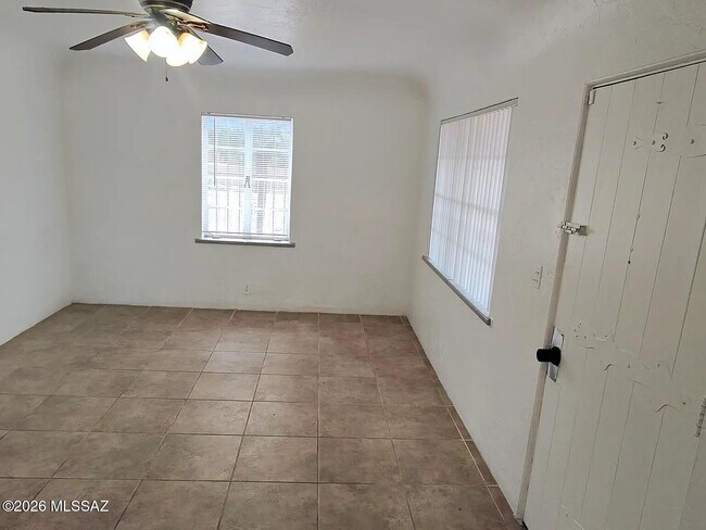 Building Photo - 1304 E Linden St