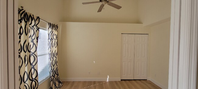 Building Photo - 1684 Royal Cir