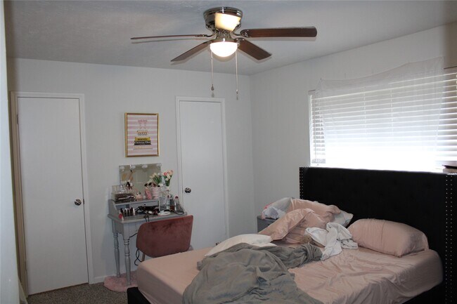 Building Photo - 819 Walbrook Dr