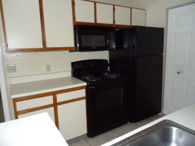 Building Photo - 1st Floor 2br/2ba Metrowest Condo with Pri...