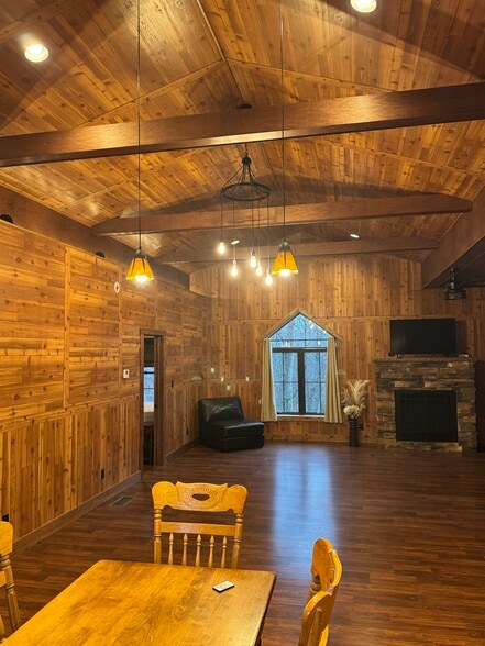 Building Photo - 324 Messenger Rd