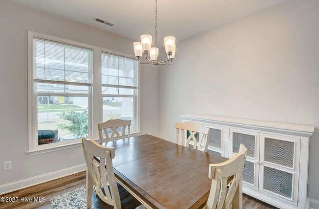 Building Photo - ***Special Offer*** Single Family Home in Desirable Neighborhood