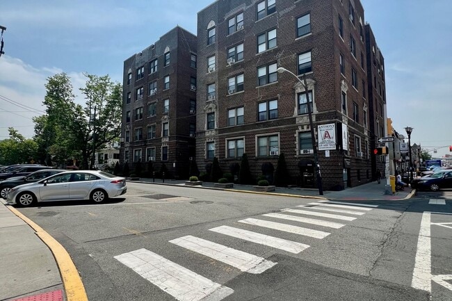 Building Photo - 435 79th St