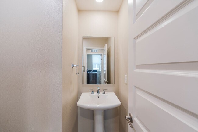 Building Photo - Newer townhome rental located in the gated One Seven Eight community!