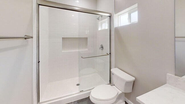 Building Photo - 4BD/2BA, Quick Walk to Campus!