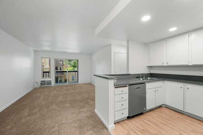 Building Photo - Mission Valley 1 BR/1 BA Condominium at Ra...