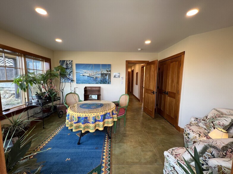 Building Photo - 2226 Lake Shore Rd