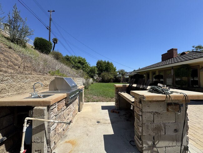 Building Photo - 1232 Longview Dr