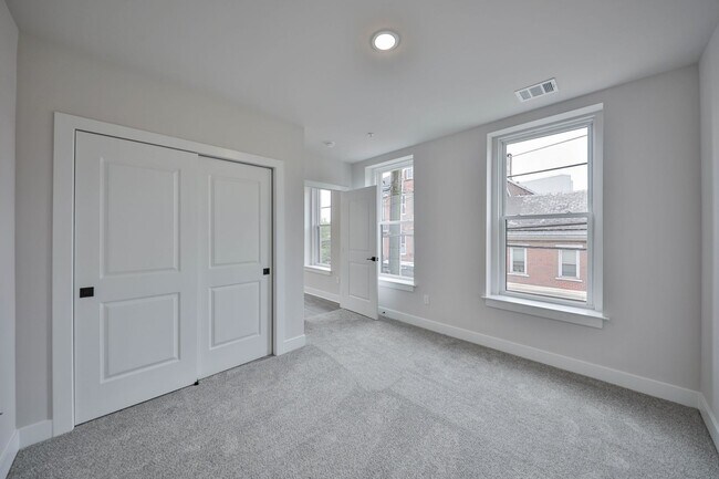 Building Photo - Brand New Luxury unit on Broadway in Bangor!