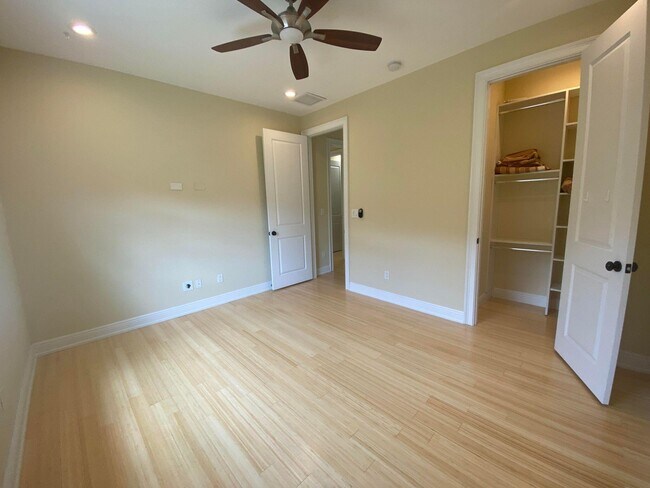 Building Photo - 50 Via Poinciana Ln