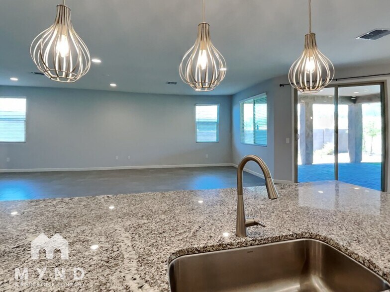 Building Photo - 720 E Silver Canyon Pl