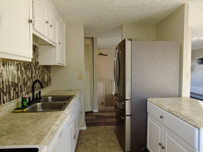 Building Photo - Spacious 3BR Bi-Level Home with 2-Car Garage in Reynoldsburg – $1,850/mo