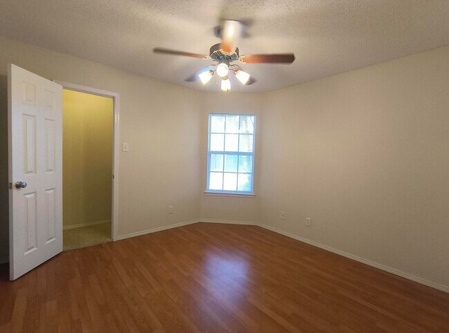 Building Photo - Nice and Spacious 3 bedroom, 2 bath home in Southland!