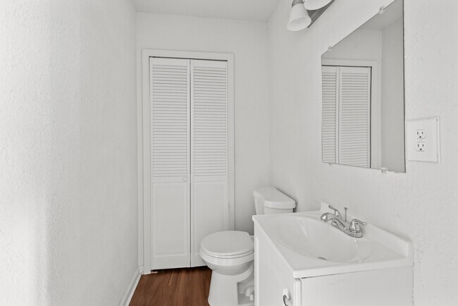 Building Photo - 832 Meadowbrook Dr