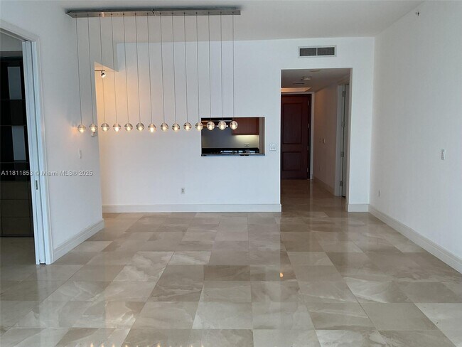 Building Photo - 1425 Brickell Ave