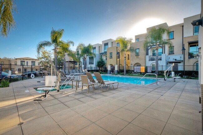 Building Photo - 2211 Solara Ln
