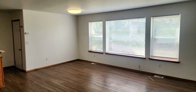 Building Photo - 1330 S Skyline Dr