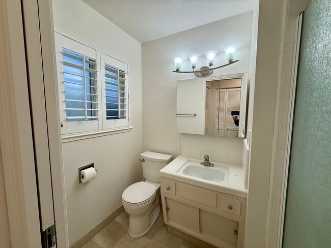 Building Photo - Conveniently located single story home!