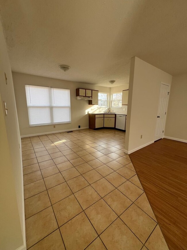 Building Photo - 4 bed 1.5 bath home close to I-44