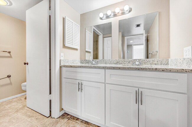 Building Photo - 2111 Vista Oaks Cir NE
