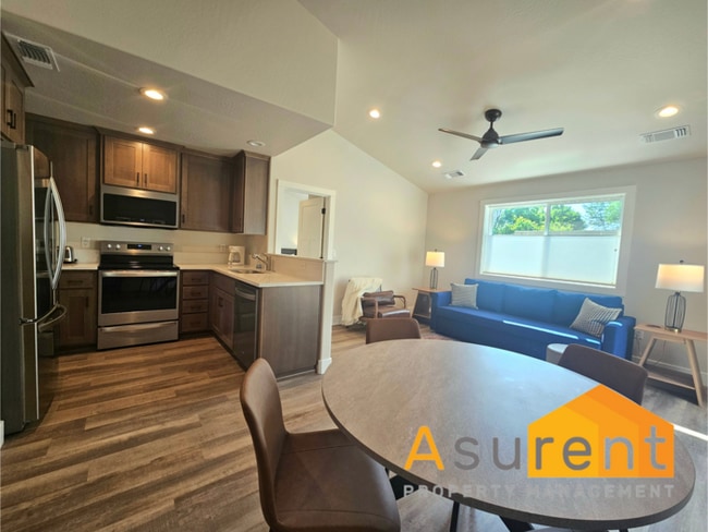 Building Photo - Beautiful fully furnished, single level 3 ...