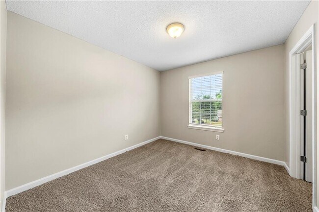 Building Photo - 19 Piedmont Ln