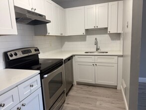 Building Photo - Oversized 2BR Apartment