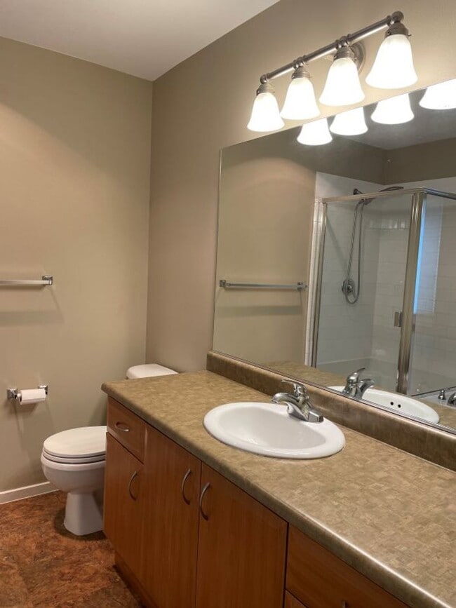 Building Photo - Stunning End Unit Townhome in desirable Redmond Ridge neighborhood; 2BD/2BA