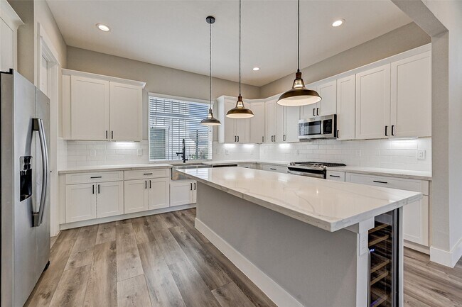 Building Photo - 1302 W 24th St