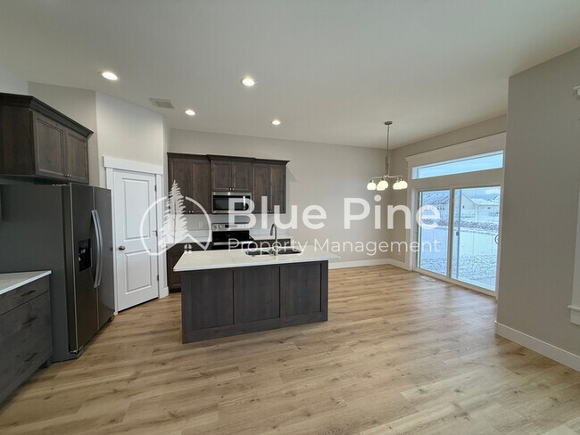 Building Photo - 4335 N Dudley Ave