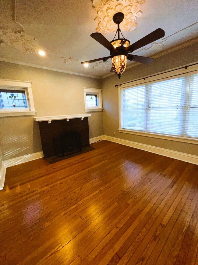 Building Photo - $2100 - AMAZING DESIGNED 2F UNIT LOCATED IN THE CWE!
