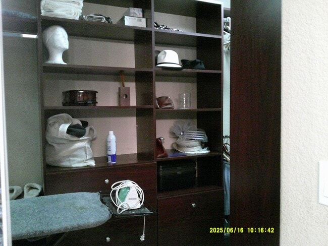 Building Photo - 5002 S Ridgefield Way