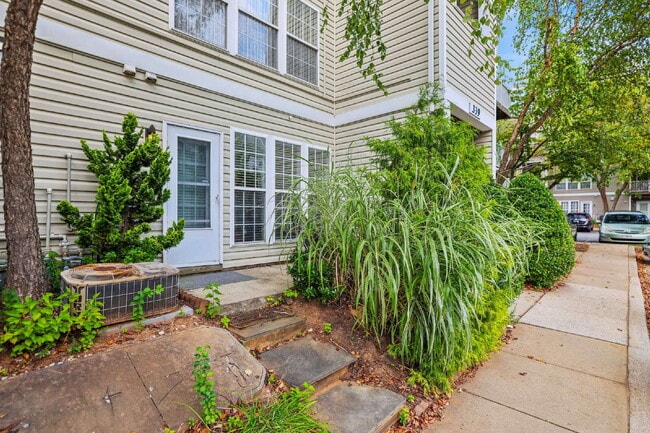 Building Photo - Spacious, Private AND Convenient 2-Level C...