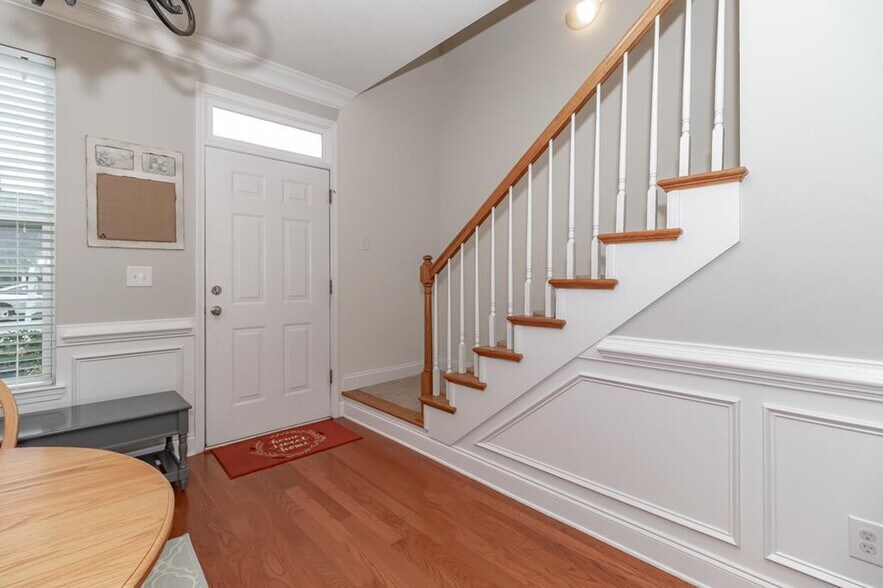 Front door and stairs - 434 Bowen Fls