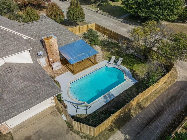 Building Photo - 516 Maywood Ln