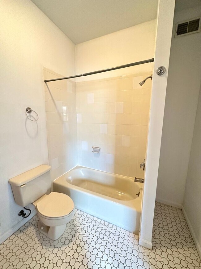 Building Photo - One Bed, One Bath Apartment in the Heart o...