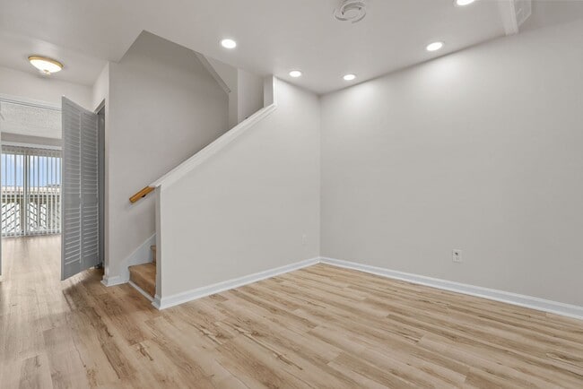 Building Photo - 837 Little Bay Ave