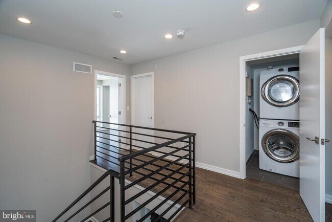 Building Photo - 1436 Clymer St
