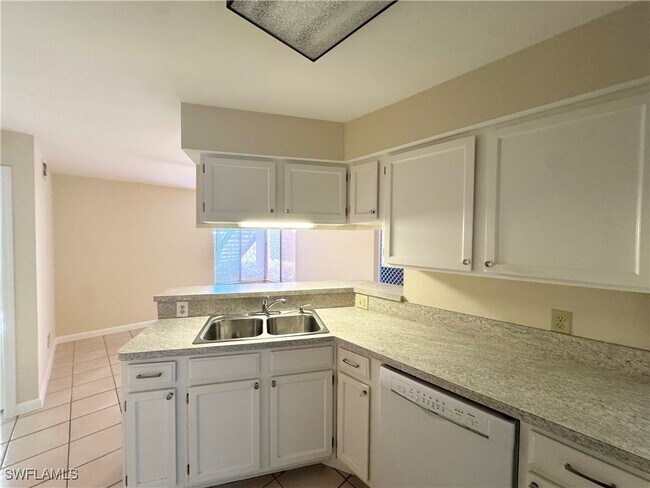 Building Photo - 124 Cypress Way E