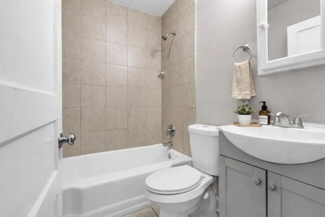 Building Photo - Charming 3BR/1BA Home with Spacious Yard & Great Location