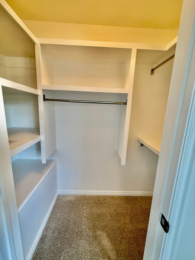 Building Photo - Redone Lexington Hills Townhome