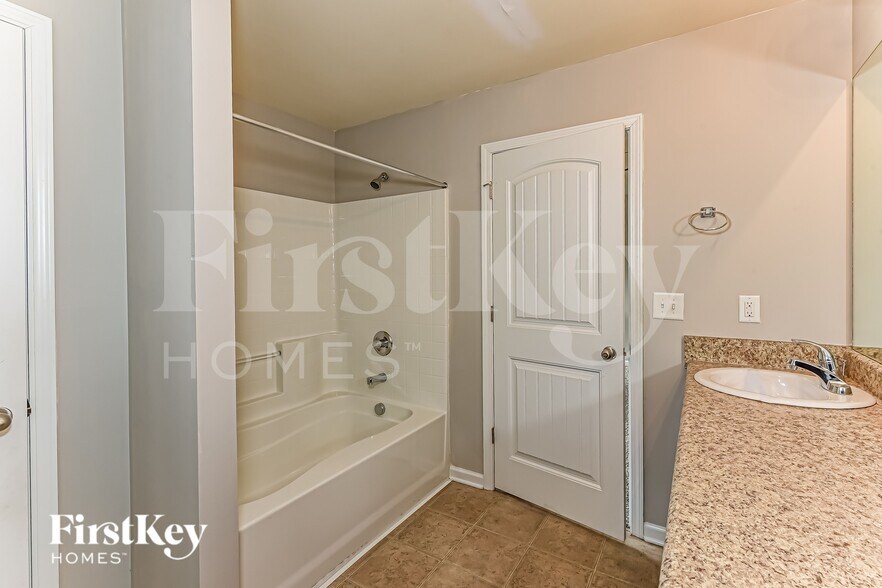 Building Photo - 45 Riviera Dr SE