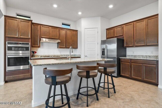 Building Photo - 10623 N Iron Peak Dr