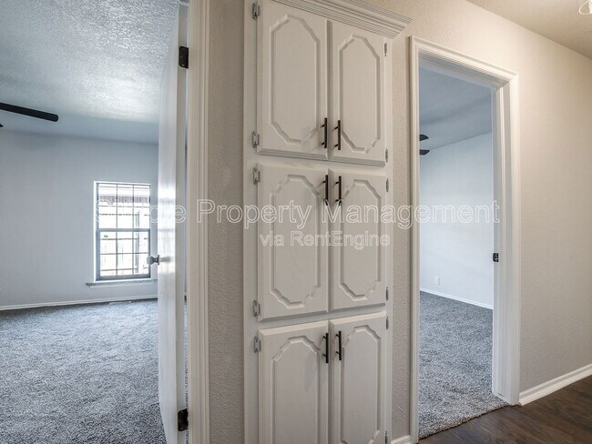 Building Photo - 2320 Yellowstone Dr