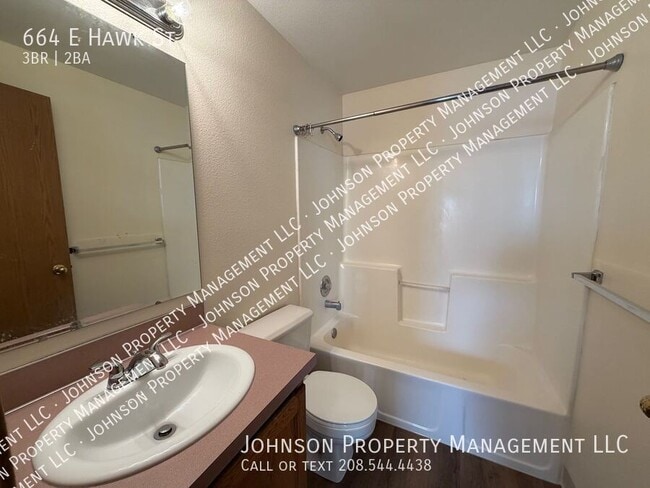 Building Photo - 664 E Hawk St